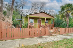 A two-story house with a green exterior and a brown picket fence. - 1 Mi to Wilmington Riverwalk: Getaway w/ Gas Grill (Wilmington)