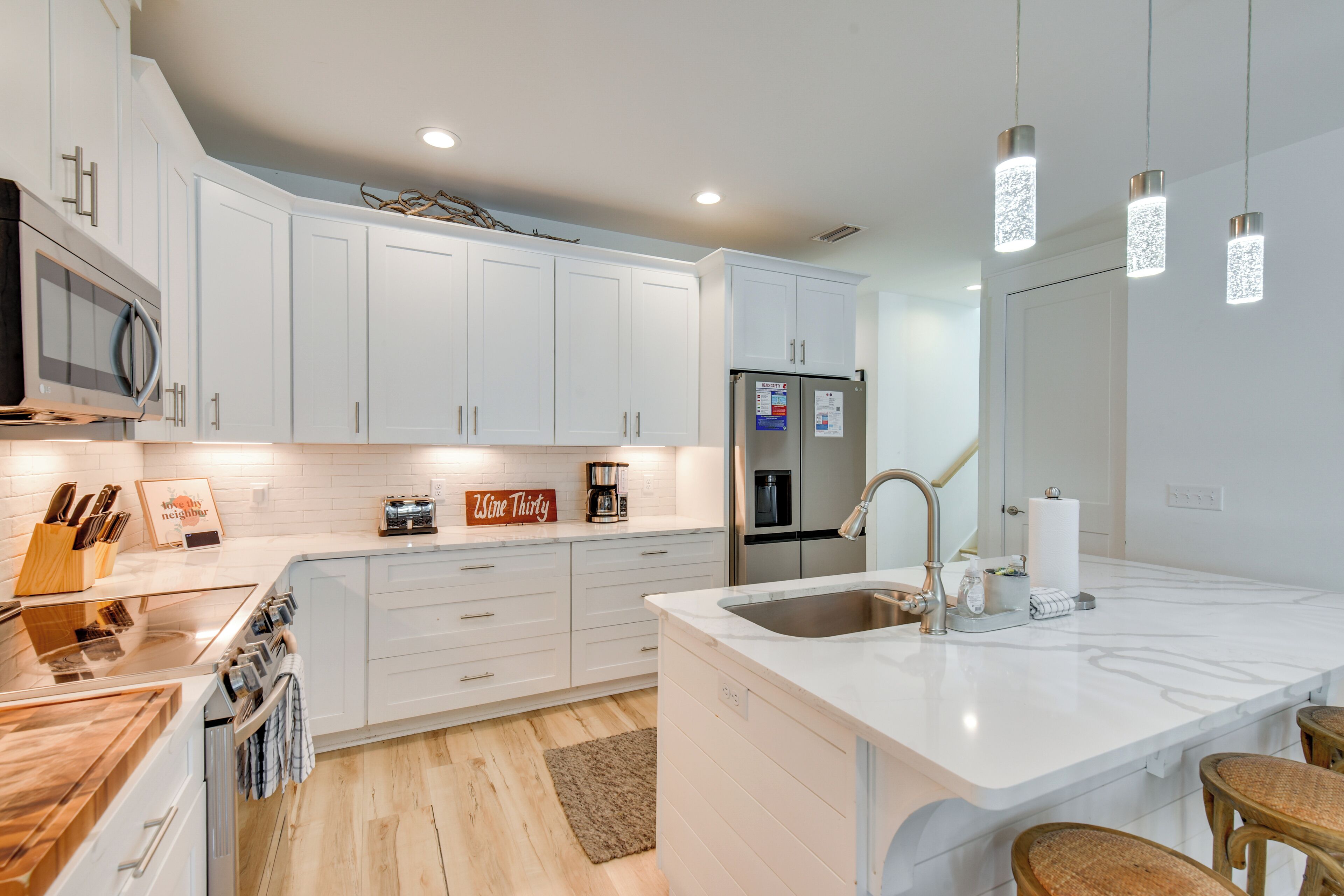 Kühlschrank, Mikrowelle, Herdplatte, Geschirrspüler