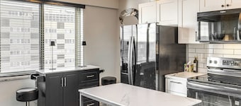 6 Mi to Downtown Cleveland: Lakeview Condo!