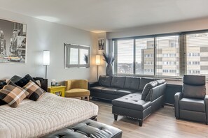 Iron/ironing board, Internet, bed sheets - 6 Mi to Downtown Cleveland: Lakeview Condo! (Lakewood)