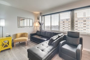 TV, books - 6 Mi to Downtown Cleveland: Lakeview Condo! (Lakewood)