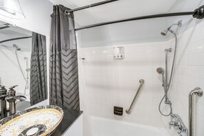 Free toiletries, hair dryer, towels - 6 Mi to Downtown Cleveland: Lakeview Condo! (Lakewood)