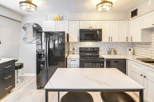 6 Mi to Downtown Cleveland: Lakeview Condo!