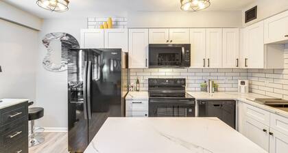 6 Mi to Downtown Cleveland: Lakeview Condo!