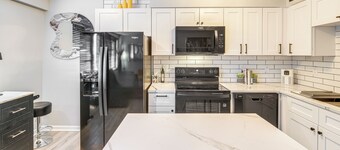 6 Mi to Downtown Cleveland: Lakeview Condo!