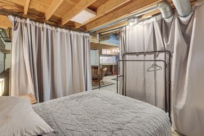 2 bedrooms, iron/ironing board, internet, bed sheets