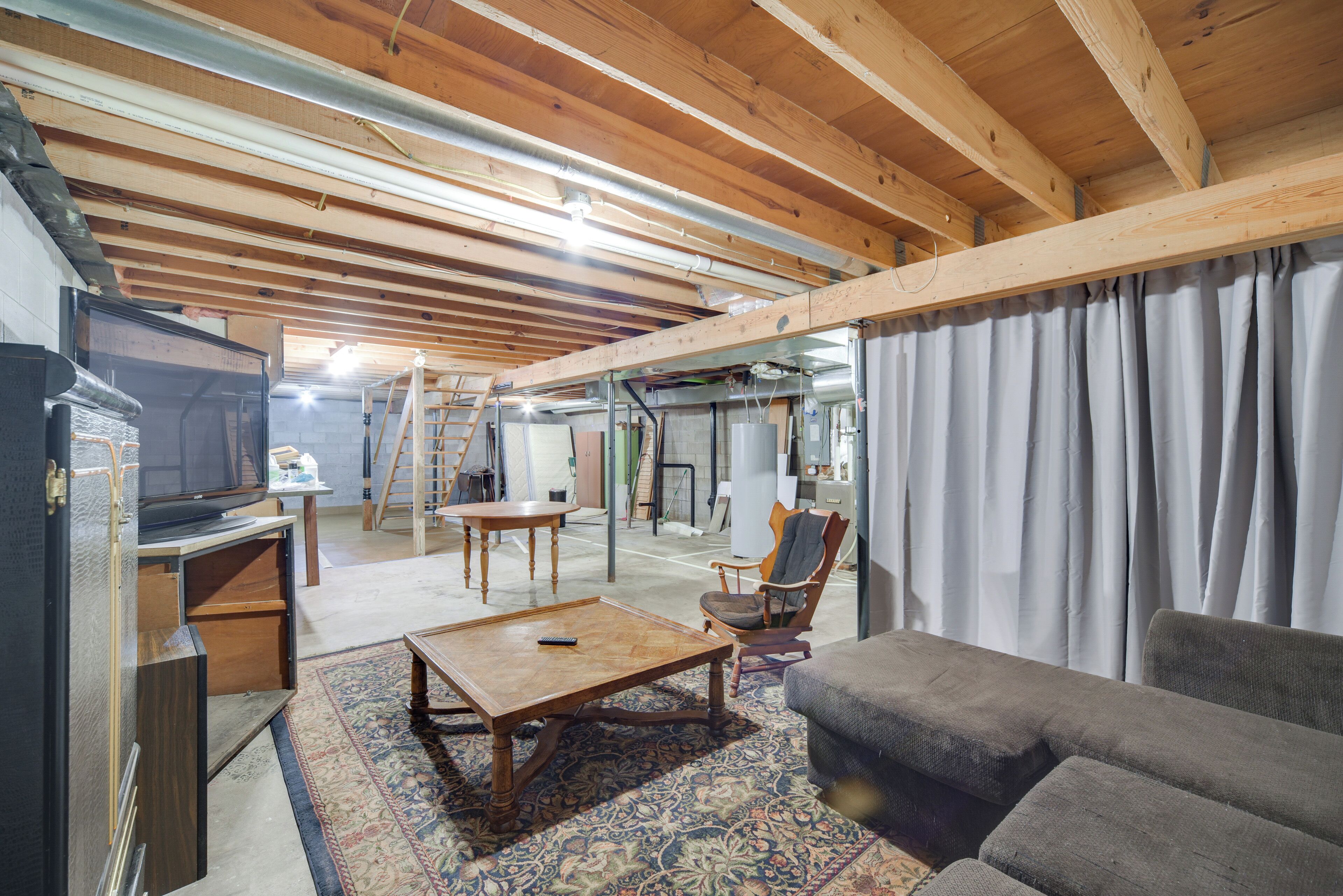 Fernseher, Kamin, Bücher