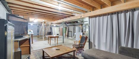 Fernseher, Kamin, Bücher