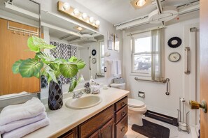 Towels - Pet-Friendly Siren Home! Walk to Bars & Lakes (Siren)