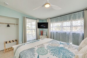 3 bedrooms, iron/ironing board, travel cot, Internet - Pool Paradise! Port Charlotte Home Near Beach (Port Charlotte)