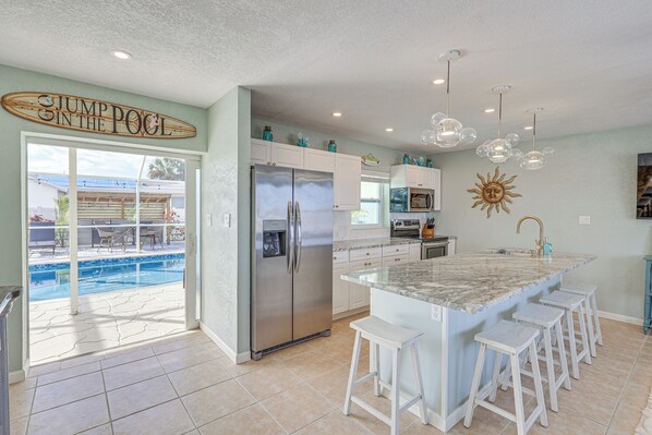 Fridge, microwave, stovetop, dishwasher - Pool Paradise! Port Charlotte Home Near Beach (Port Charlotte)