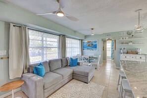 TV, books - Pool Paradise! Port Charlotte Home Near Beach (Port Charlotte)
