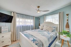3 bedrooms, iron/ironing board, travel cot, Internet - Pool Paradise! Port Charlotte Home Near Beach (Port Charlotte)