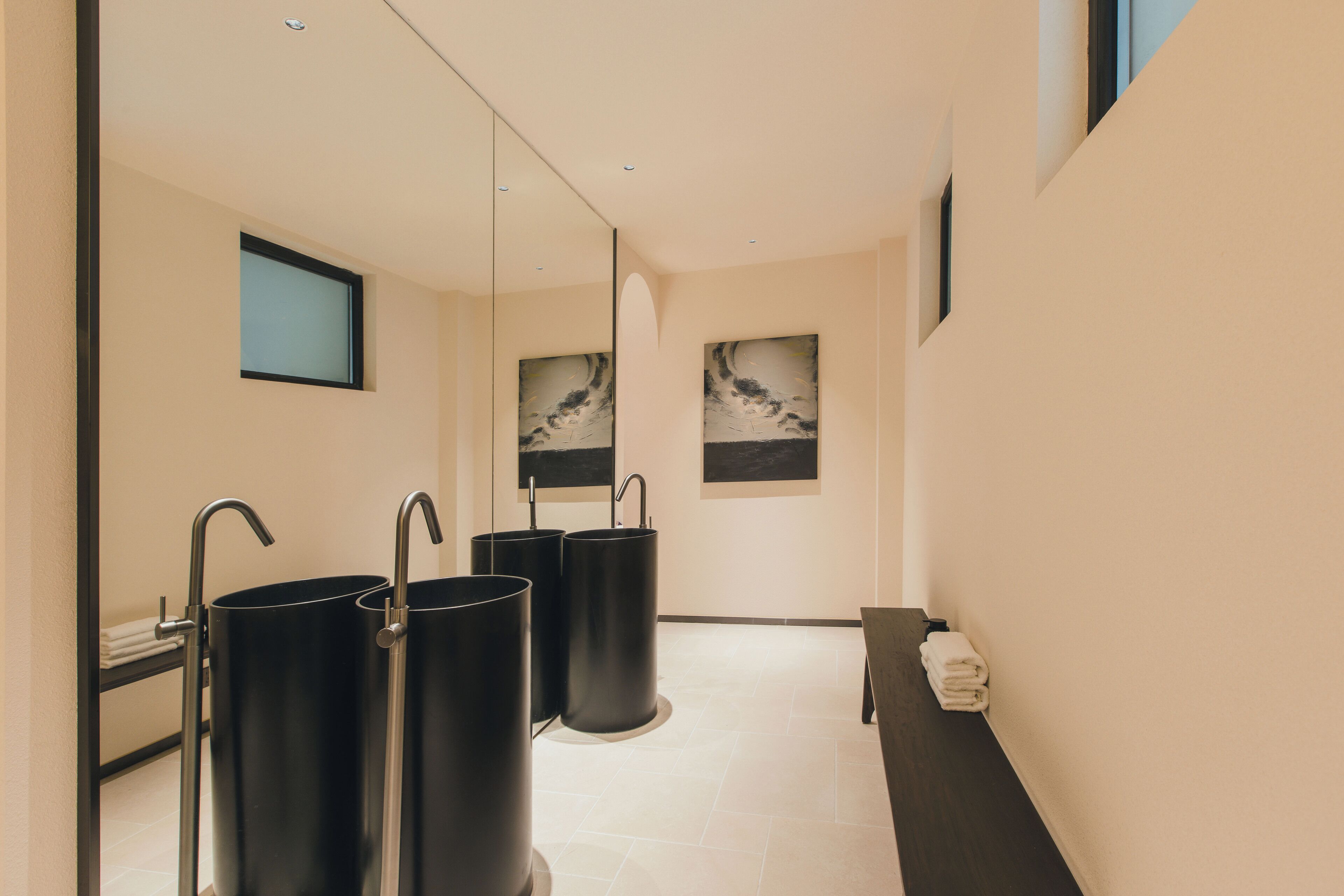 Bañera con aguas termales, cabezal de ducha tipo lluvia