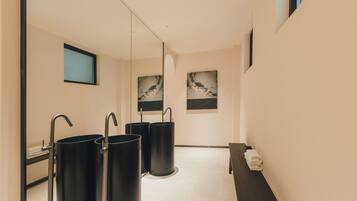 Bañera con aguas termales, cabezal de ducha tipo lluvia