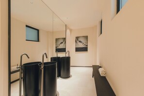 Phòng đôi Tiêu chuẩn, quang cảnh đồi núi | Phòng tắm | Bồn tắm nước khoáng, vòi sen phun mưa, đồ dùng nhà tắm miễn phí 