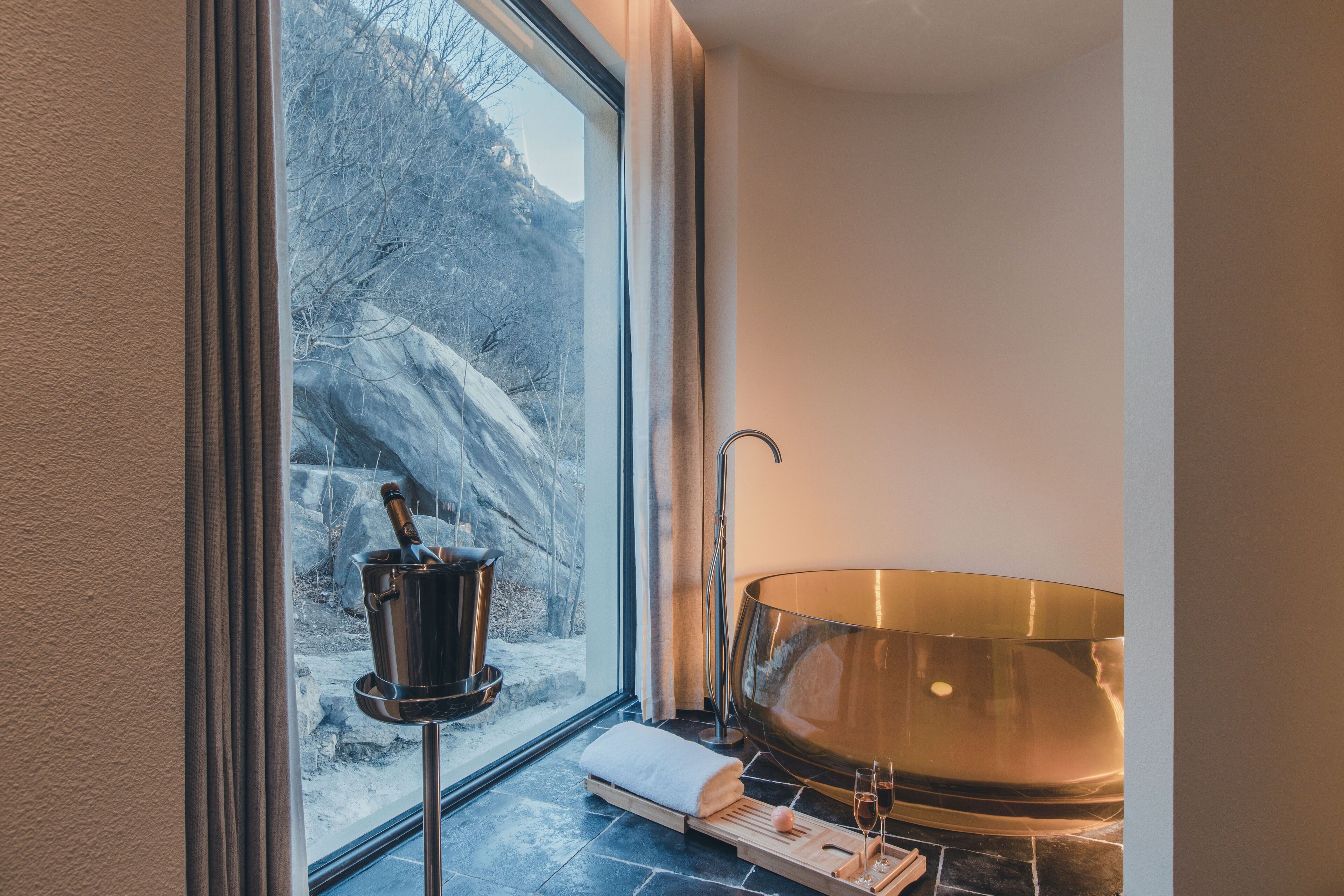 ห้องคลาสสิกดับเบิล, วิวภูเขา | อ่างอาบน้ำแบบแช่ตัว