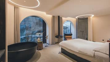 Habitación estándar doble, vistas a la colina | Minibar con artículos gratuitos y escritorio