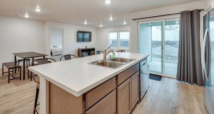 Walk to The Plains Golf Course: Getaway in Cheney!