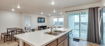 Walk to The Plains Golf Course: Getaway in Cheney!