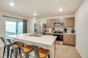 Jääkaappi, mikroaaltouuni, liesi, astianpesukone