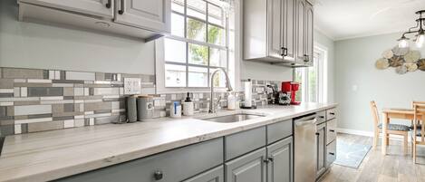Cafeteira/chaleira, geladeira, micro-ondas, cooktop