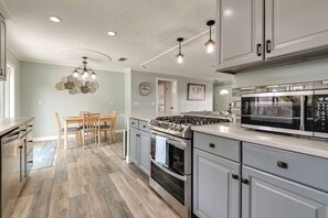 Fridge, microwave, stovetop, dishwasher - 1/2 Mi to River! Poolside Escape on Merritt Island (Merritt Island)