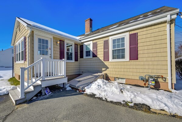 A two-story house with a front porch, a chimney, and a small attached garage. - Heart of Five College Consortium! Hadley Home (Hadley)
