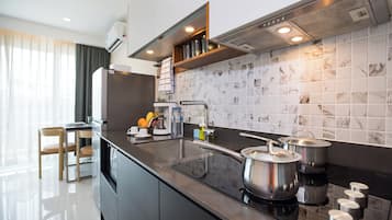 Comfort-lejlighed - 1 kingsize-seng - balkon - udsigt til have | Privat tekøkken | Kaffe-/temaskine, køleskab/fryser i fuld størrelse, mikrobølgeovn