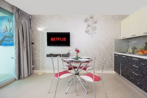 55-inch Smart TV with cable channels, Netflix, streaming services - Woodbridge Property at Karon Butterfly (Karon)