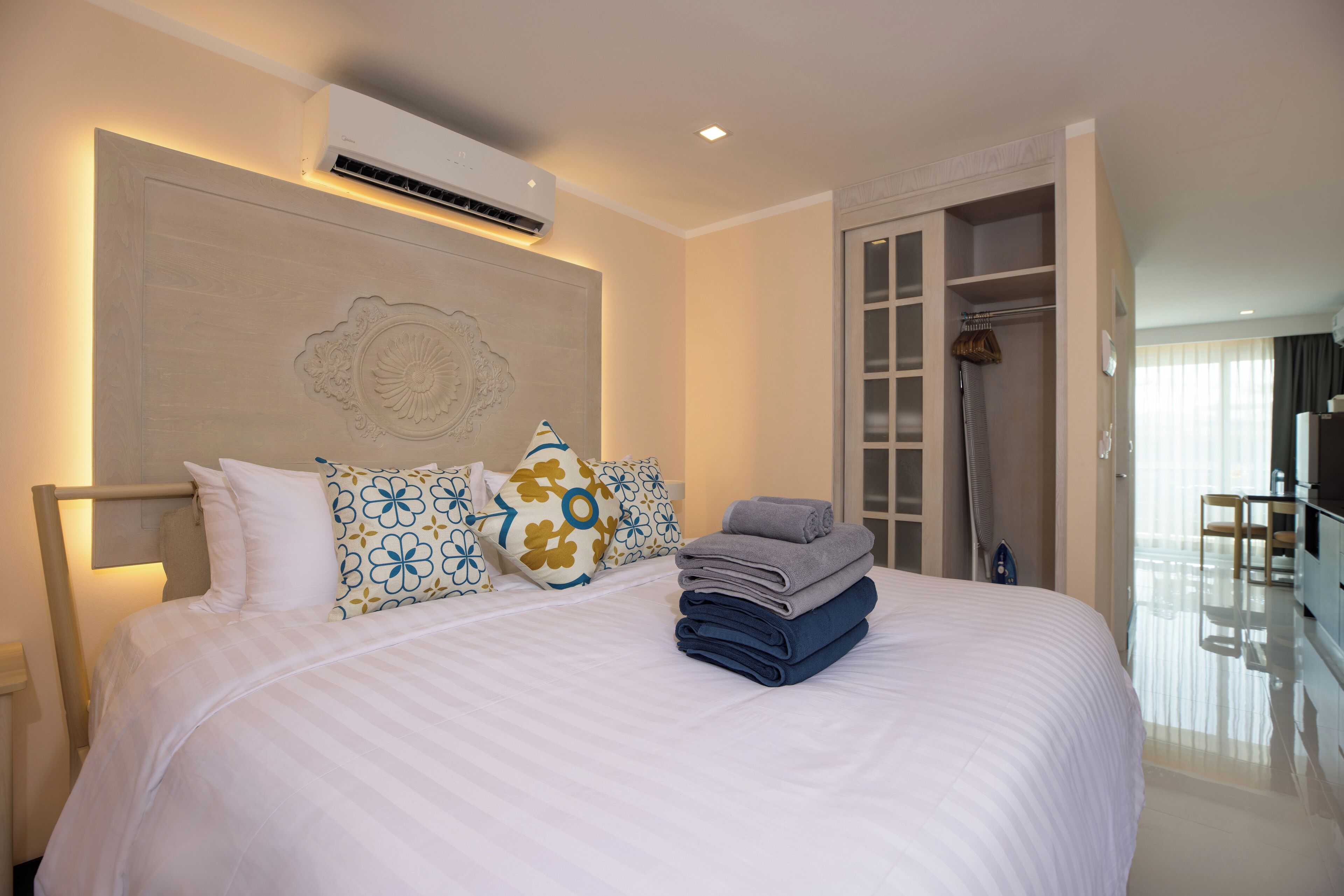 Comfort Apartment, 1 King Bed, Balcony, Garden View | In-room safe, blackout drapes, iron/ironing board, free WiFi