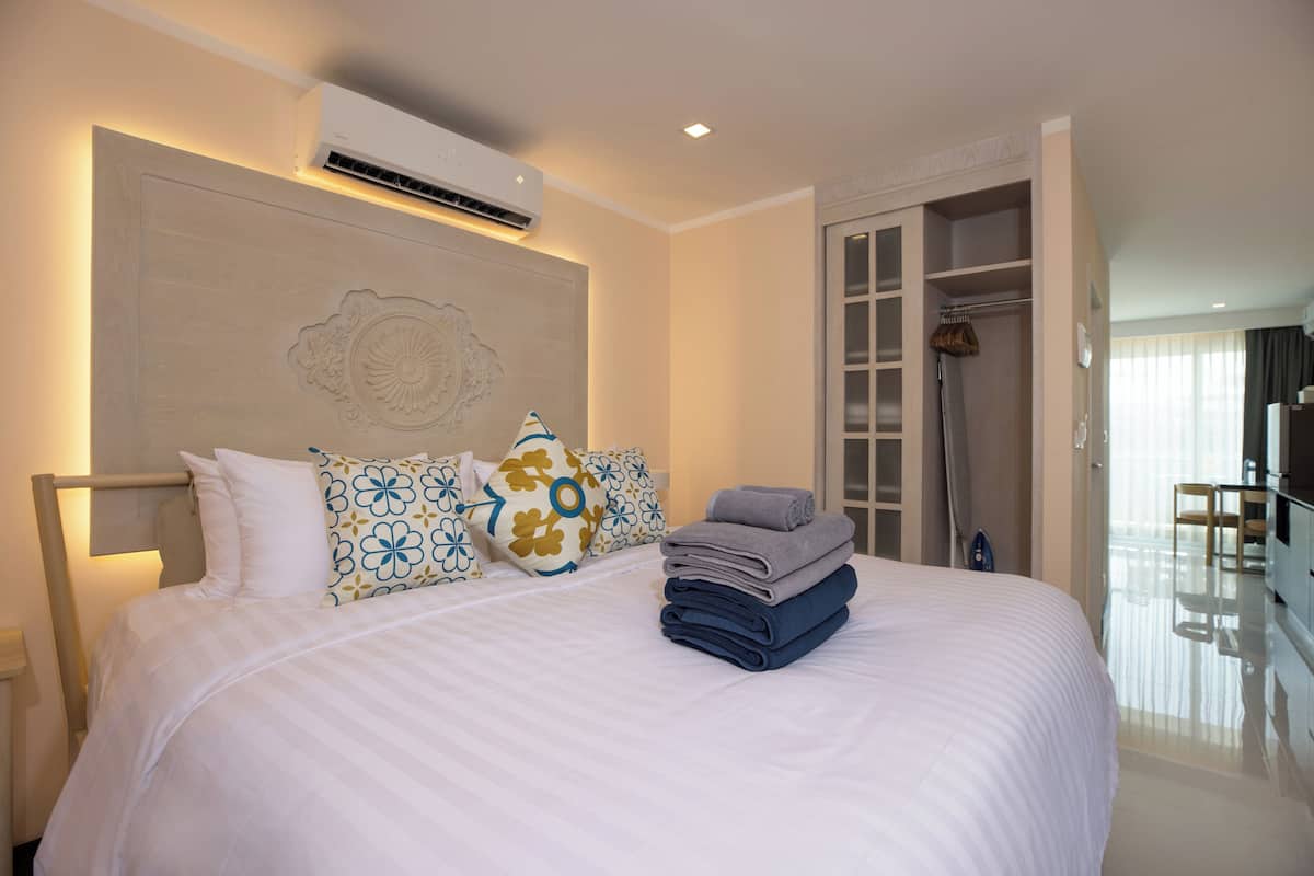 Comfort Apartment, 1 King Bed, Balcony, Garden View | In-room safe, blackout drapes, iron/ironing board, free WiFi