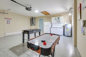 Games room - Outdoor Kitchen & Gaming Garage: Bradenton Retreat (Bradenton)