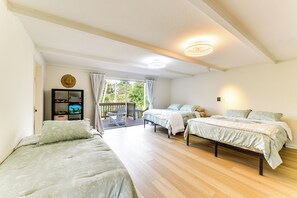 3 bedrooms, desk, iron/ironing board, Internet - 2 Mi to Beaches! Spacious Family Gem in Siesta Key (Siesta Key)