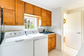 Fridge, stovetop, dishwasher, coffee/tea maker - 2 Mi to Beaches! Spacious Family Gem in Siesta Key (Siesta Key)