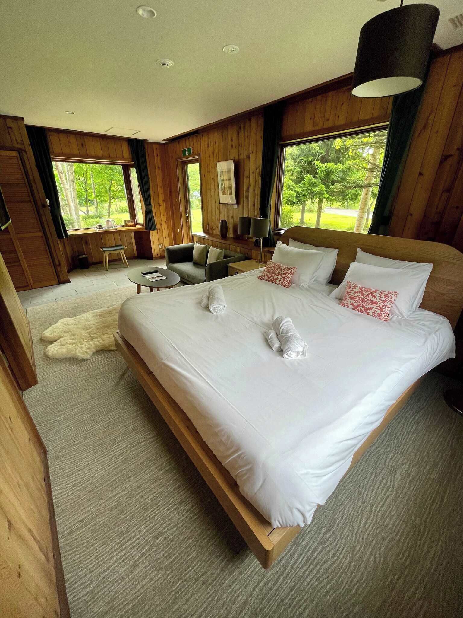 書桌、免費 Wi-Fi、床單