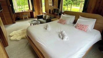 書桌、免費 Wi-Fi、床單