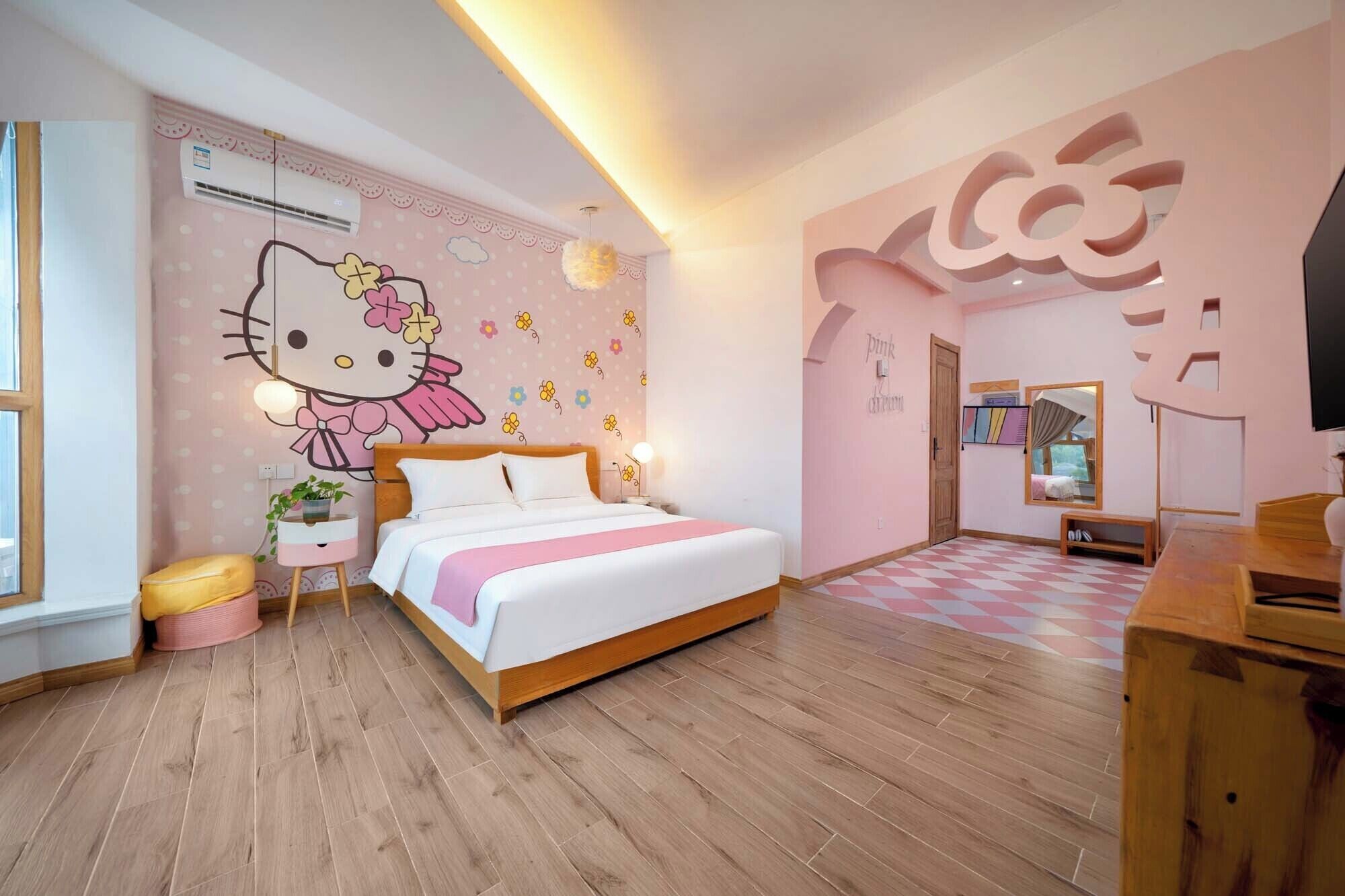 Ein zartrosa eingerichtetes Schlafzimmer mit Bett, Wandgemälde und Schachbrettmuster-Boden.