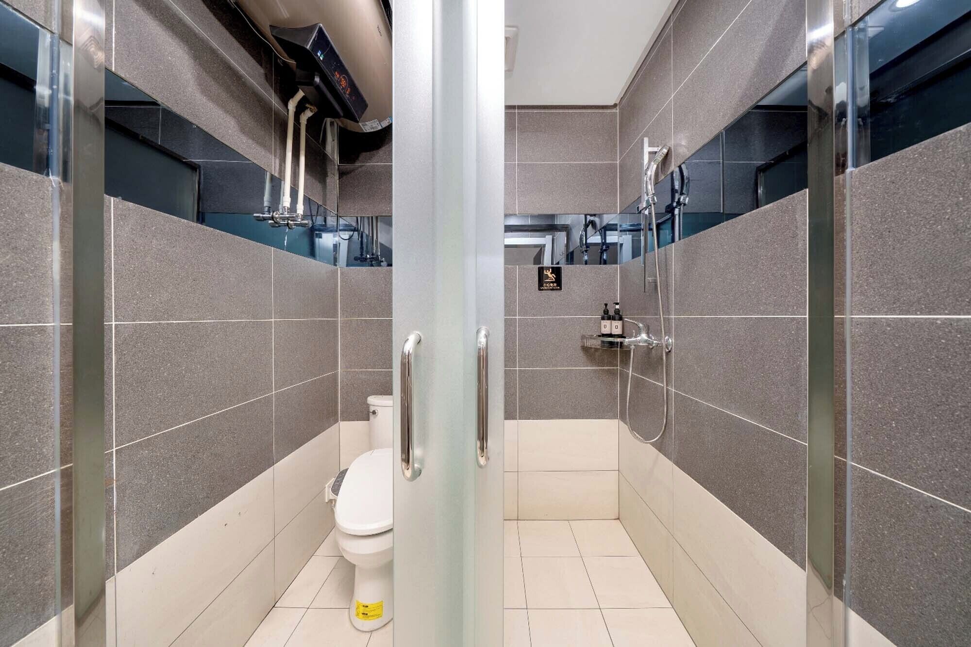 Superior Twin Room | Bathroom | Shower, rainfall showerhead, free toiletries, hair dryer