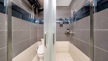 Superior Twin Room | Bathroom | Shower, rainfall showerhead, free toiletries, hair dryer
