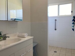 Bathroom - Andagen - Large home with ocean glimpses (Bendalong)