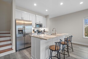Private kitchen - Pebble Beach Place Condos @ Diamondhead Lake -- Near Lake Catherine State Park (Hot Springs National Park)