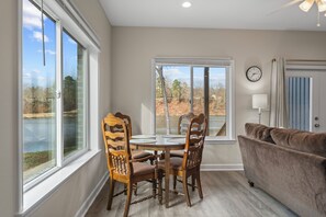 Dining - Pebble Beach Place Condos @ Diamondhead Lake -- Near Lake Catherine State Park (Hot Springs National Park)