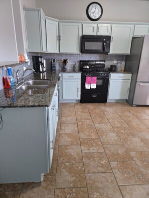 Micro-ondes, four, plaque de cuisson, lave-vaisselle