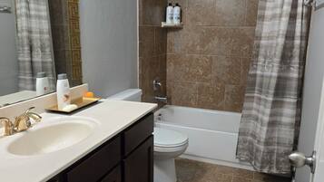 SĂšche-cheveux, bidet, serviettes fournies, savon