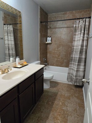 Secador de pelo, bidet, toallas, jabón