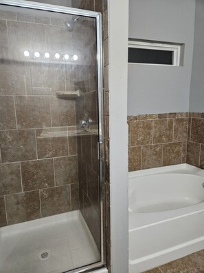 Secador de pelo, bidé, toallas y jabón