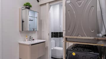 Een douche, gratis toiletartikelen, een haardroger, pantoffels