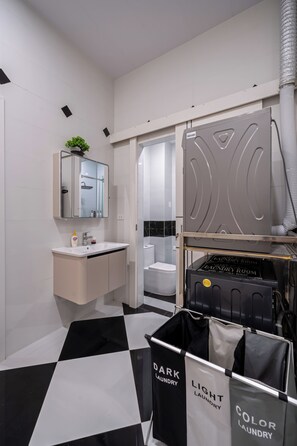 Een douche, gratis toiletartikelen, een haardroger, pantoffels