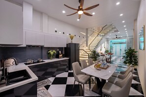 Resortwoning, 5 slaapkamers, uitzicht op tuin | Privékeuken | Een koelkast, een microgolfoven, een kookplaat